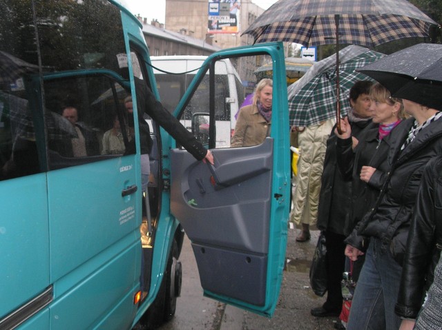 Właściciele busów kursujących na lokalnych trasach np. z Krzeszowic do Krakowa podnieśli ceny biletów o 50 groszy