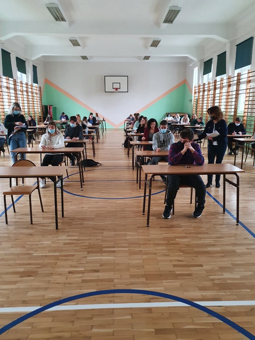 Próbna matura 2021 w języka polskiego w Kozienicach. Uczniowie szkół średnich rozpoczęli egzaminy