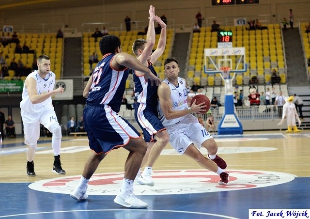 Siódmej porażki w ósmym meczu w sezonie 2017/18 doznali koszykarze AZS Koszalin. W swojej hali ulegli beniaminkowi Polskiej Ligi Koszykówki. 