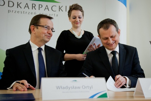Zdzisław Gawlik (z prawej) podpisuje umowę, na mocy której samorząd podkarpacki przejmuje uzdrowisko w Horyńcu Zdroju.