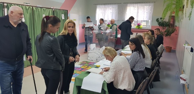Wybory samorządowe 2018. Jeszcze tylko do godziny 21 można oddawać głos w wyborach samorządowych. Zobaczcie jak głosowali mieszkańcy Białogardu.
