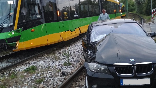 We wtorek po godz. 19.30 na skrzyżowaniu Trasy Kórnickiej z ul. Milczańską doszło do wypadku z udziałem tramwaju i samochodu marki BMW. W zdarzeniu nikt nie został ranny. Zobacz więcej zdjęć --->