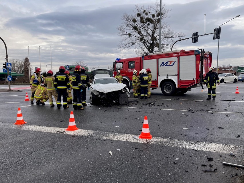 Na obwodnicy Opola zderzyły się trzy osobówki, 42-latek wjechał na skrzyżowanie na czerwonym świetle