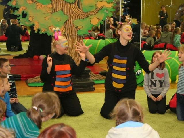 Dzieciaki chętnie uczestniczyły w warsztatach, które poprzedziły spektakl "Robale&#8221; w wykonaniu Teatru Lalki i Aktora "Kubuś&#8221; z Kielc.