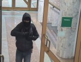 To on napadł na Bank Zachodni w Strzelcach Opolskich. Policja ujawnia zdjęcia z monitoringu