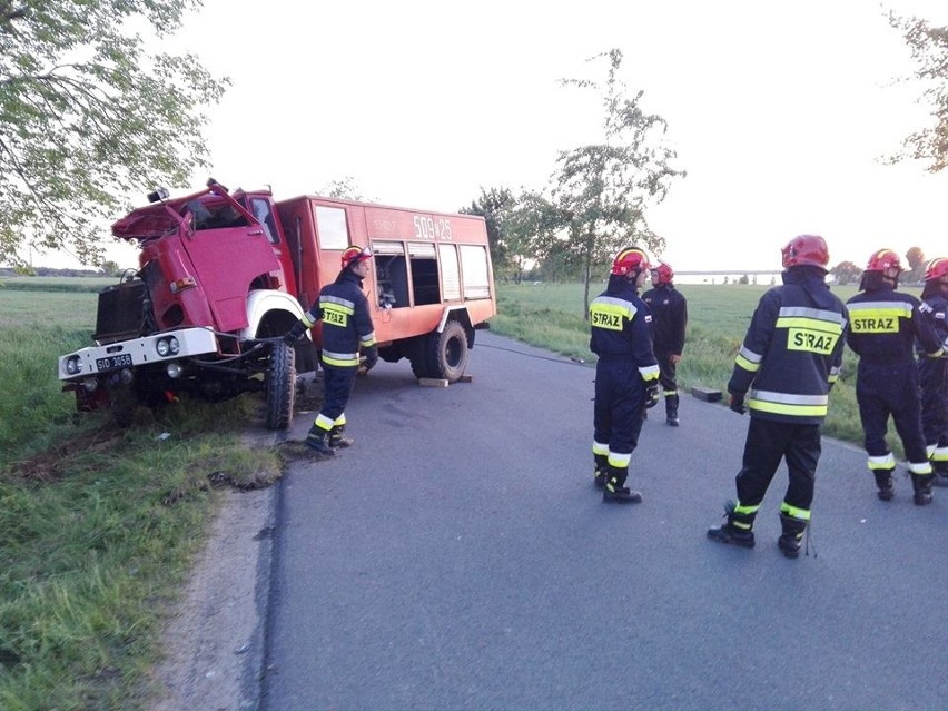 Wypadek strażaków w Pęczniewie w powiecie poddębickim. Trzech strażaków ochotniczych zostało rannych. Wjechali wozem bojowym do rowu
