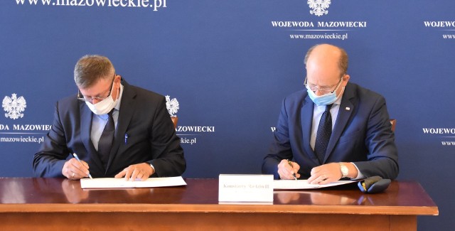 Marek Klimek (z lewej) wójt Potworowa i wojewoda Konstanty Radziwiłł podpisują umowy o wsparciu na Malucha Plus.