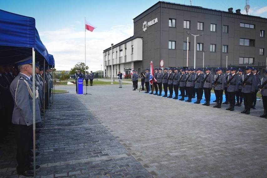 W Lesku otwarto nową siedzibę Komendy Powiatowej Policji. Jest strzelnica i siłownia [ZDJĘCIA]