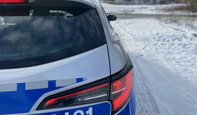 Policjanci na stanowisku do wędkowania zauważyli leżącego mężczyznę. Po nawiązaniu kontaktu okazało się, że nietrzeźwy mieszkaniec Świętochłowic zasnął podczas rozmowy przez telefon.