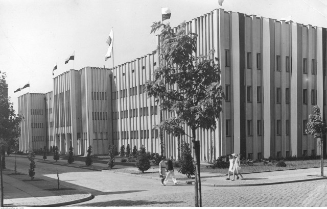 Symbolem nowoczesności przedwojennego Torunia pochodzący z drugiej połowy lat 30. budynek "Harmonijki".