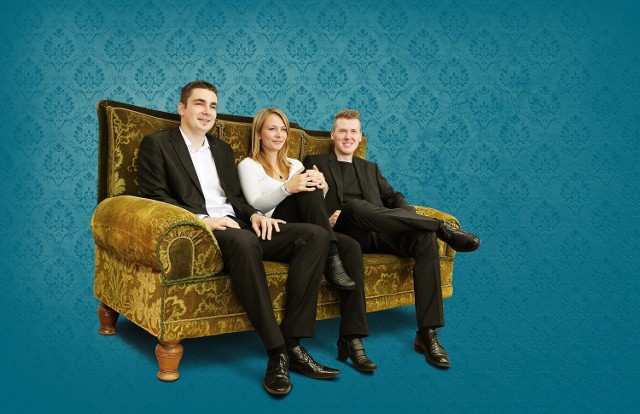 Łukasz Twardawa, Anja Schulze und Eric Mildner (von links) bilden das Team hinter Saxony invites. Die Couch als Markenzeichen der taktiker Werbeagentur steht für Gastfreundlichkeit, Kontinuität, Vertrauen und Zusammenarbeit.
