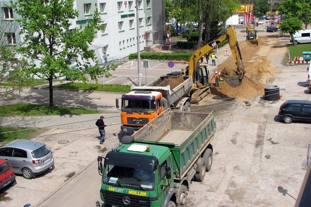 Trwają prace remontowe na miejskiej ulicy Żeromskiego, która przebiega tuż obok parkingu Powiatowego Urzędu Pracy.