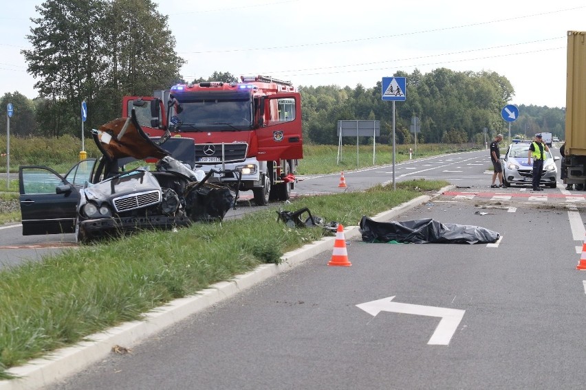 Tragiczny wypadek pod Wrocławiem. Nie żyje kierowca mercedesa 