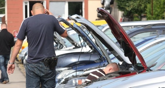 Przez kilka godzin policjanci sprawdzali numery nadwozi samochodów.