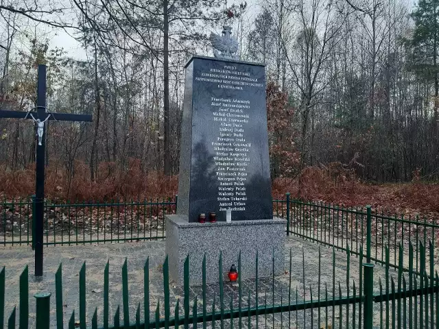 Tak prezentuje się odrestaurowany pomnik w Huciskach pod Przysuchą, upamiętniający ofiary wojny.