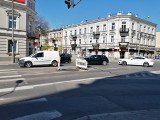 Wielkie korki w centrum Radomia. Zwężona jezdnia na ulicy 25 Czerwca. Wodociągi miejskie poprawiają studzienki