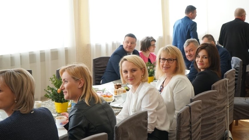 Poseł Michał Cieślak zaprosił mieszkańców Buska i okolic na... śniadanie do restauracji Grand [ZDJĘCIA]