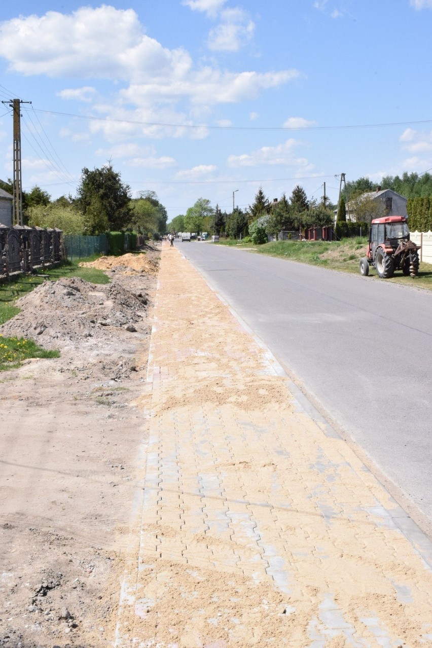 Trwa budowa nowego chodnika w Domaniewicach w gminie Nowe Miasto nad Pilicą. Zobaczcie zdjęcia