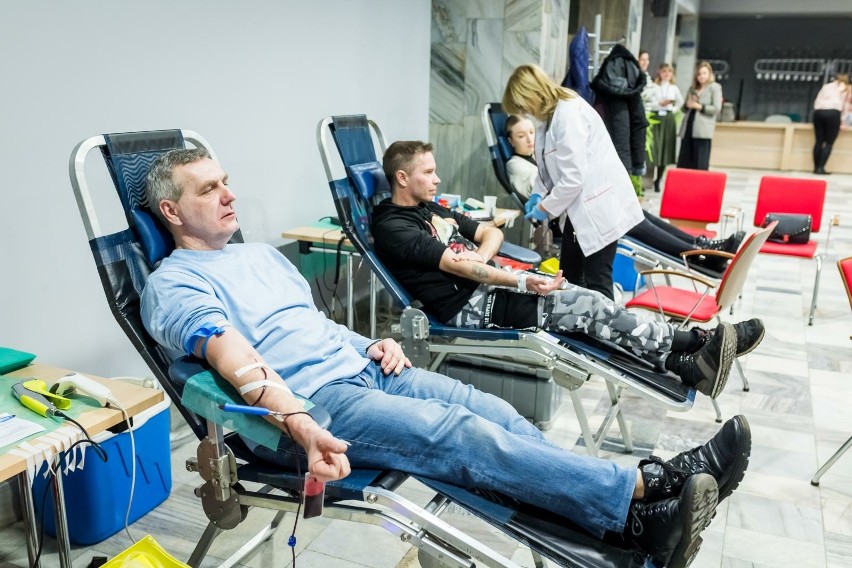 W piątek w UW zorganizowano mobilny punkt poboru krwi pod...