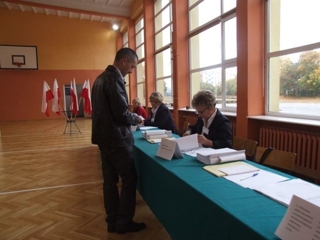 Andrzej Strzelczyk uważa, że należy uczestniczyć w wyborach. Oddał głos w Obwodowej Komisji Wyborczej numer 1 w Białobrzegach.