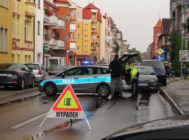 W wypadku drogowym w Lęborku poważnie ranna została 62-letnia kobieta. Wstępne ustalenia wskazują na to, że poszkodowana, przechodząc przez jezdnię w niedozwolonym miejscu, wpadła pod koła osobowej toyoty. Kobieta w ciężkim stanie została przetransportowana śmigłowcem do szpitala. Śledczy szczeg&oacute;łowo wyjaśniają okoliczności tego zdarzenia.