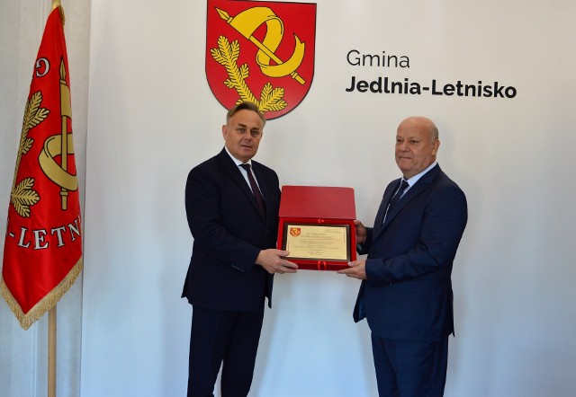 Burmistrz Piotr Leśnowolski (z lewej) podziękował długoletniemu dyrektorowi szkoły w Natolinie Leszkowi Pożyczce.
