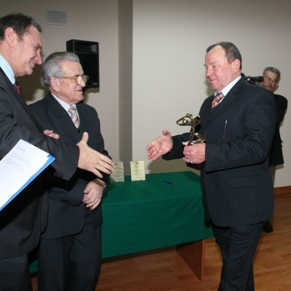 Edward Strząbała otrzymał tytuł Trenera 50-lecia. Pierwszy z lewej prezes ZPRP Andrzej Kraśnicki, obok Marian Grzesik - prezes honorowy Świętokrzyskiego Związku Piłki Ręcznej.