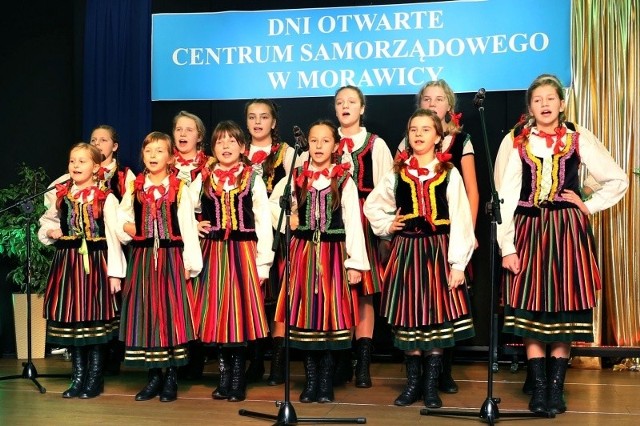 Sceną morawickiego Centrum Kultury zawładnęły zespoły folklorystyczne. Na zdjęciu Małe Wolanecki.