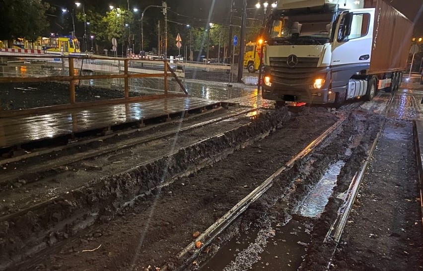 Tir ugrzązł na torach na Placu Rapackiego w Toruniu. Mamy zdjęcia!