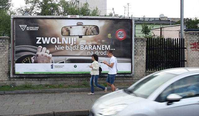 Billboardy kampanii "Zwolnij, nie bądź... baranem na drodze" pojawiły się w ponad 20 miejscach w Łodzi. Mają zniechęcić kierowców do nieodpowiedzialnego stylu jazdy i brawury na drodze