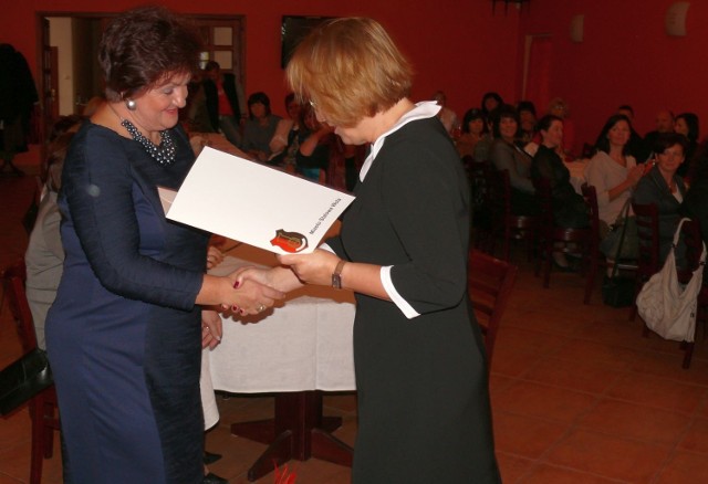 Naczelnik wydziału oświaty Krystyna Wołow wręcza nagrodę Małgorzacie Hołysz, dyrektorce Szkoły Podstawowej Nr 7 z klasami integracyjnymi.