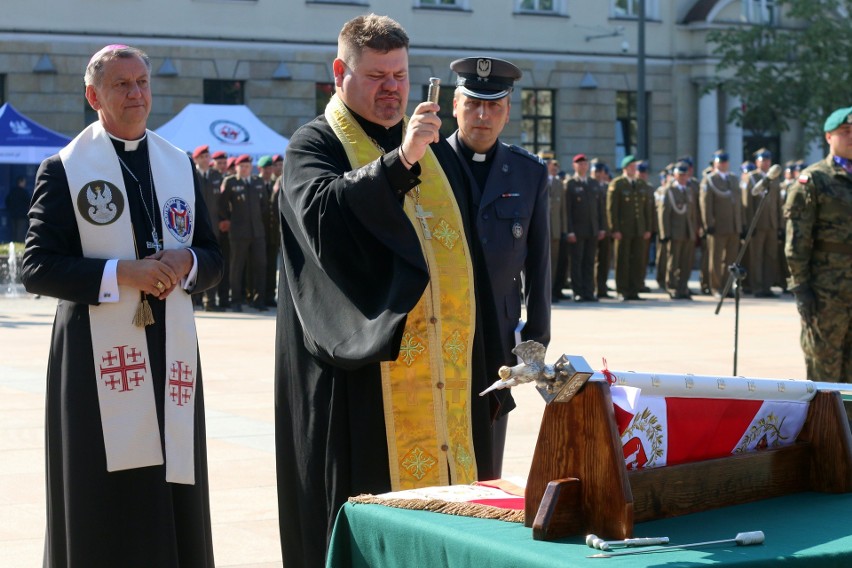 Uroczystości nadania sztandaru dla lubelskiego batalionu dowodzenia Wielonarodowej Brygady