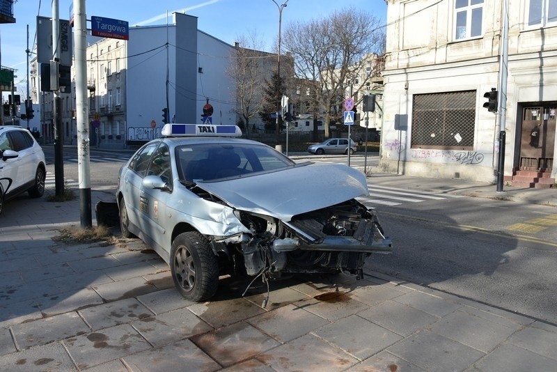 Taksówkarz nie ustąpił pierwszeństwa. Wypadek na skrzyżowaniu ul. Nawrot z ul. Targową. ZDJĘCIA