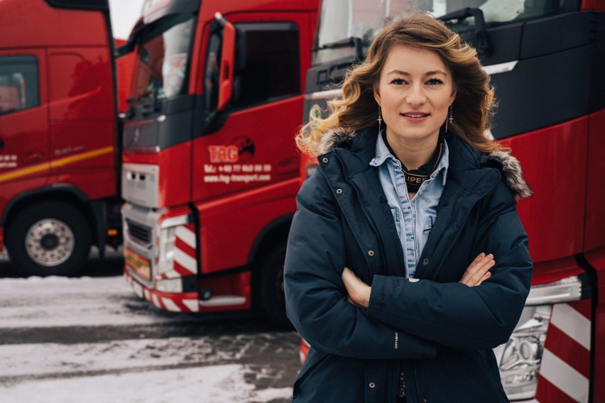Jeździ 70-metrową ciężarówką, a kiedyś miała być nauczycielką i startowała w Miss Polonia! Iwona Blecharczyk: "To mój dom"