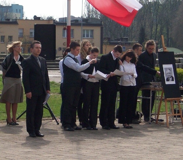 Dyrekcja, nauczyciele i uczniowie II Liceum Ogólnokształcącego w Głogowie na uroczystym apelu upamiętnili ofiary katastrofy rządowego samolotu.