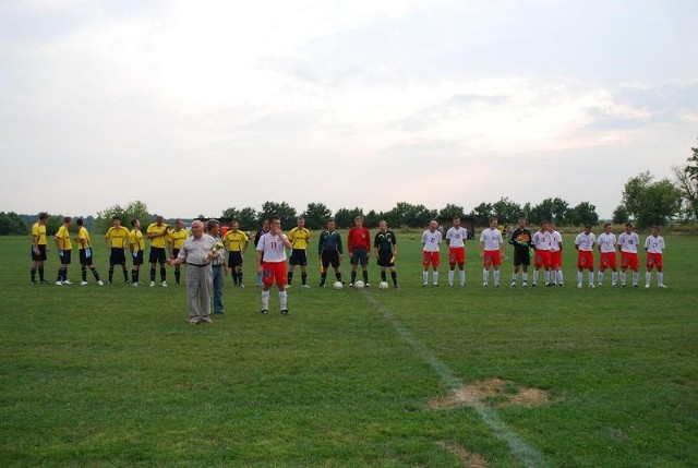 Jerzy Jurczak, wiceprezes radomskiego Okręgu Związku Piłki Nożnej wręczył puchar swojej drużynie.   