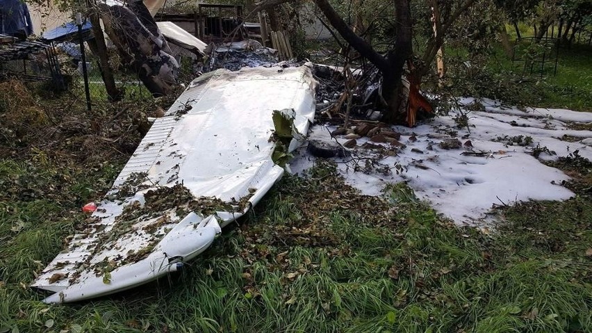 Samolot spadł w Łodzi. Ciężko ranny pilot trafił do szpitala [ZDJĘCIA, FILM]