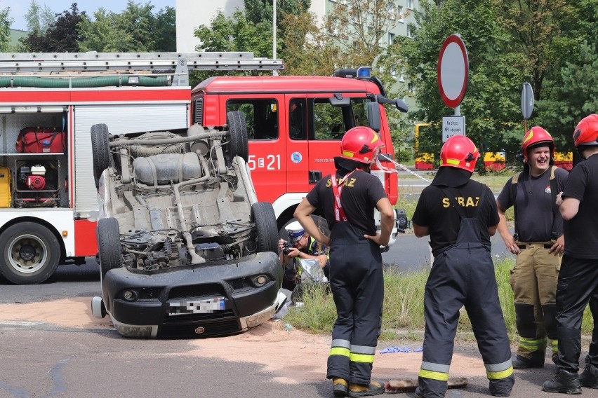 Wypadek na ul. Przybyszewskiego. Samochód na dachu - ranna kierująca ZDJĘCIA