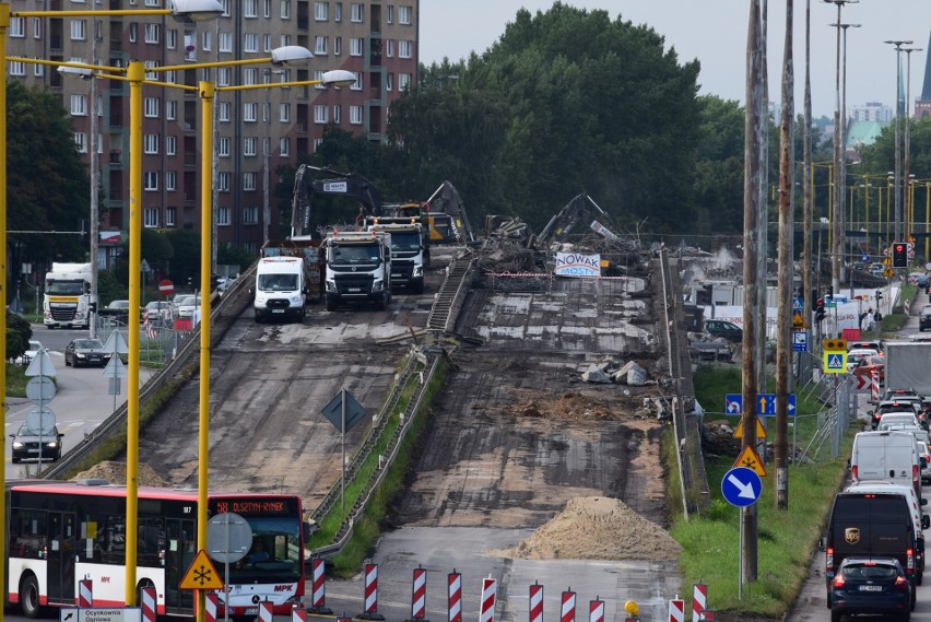 Znikają kolejne przęsła estakady na częstochowskim Rakowie....