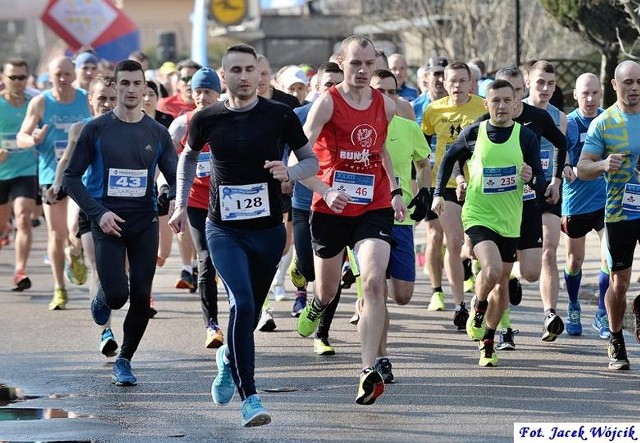 Uczestnicy biegu będą mieli do pokonania dystans 10 kilometrów ze startem i metą przy Stadionie Gminnym w Manowie.