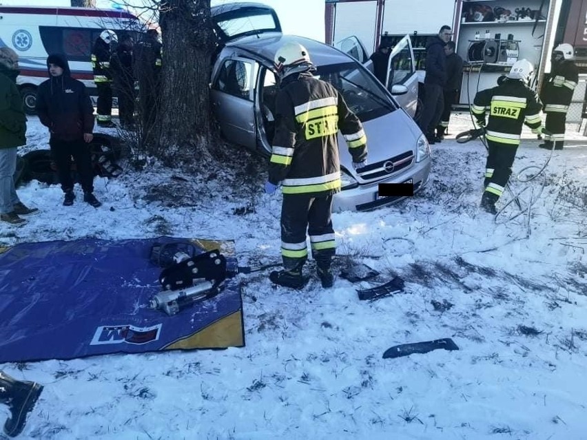 Opel uderzył w przydrożne drzewo. Dwie osoby poszkodowane.