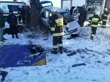 Wypadek pod Gostycynem w pierwszy dzień świąt Bożego Narodzenia. Samochód uderzył w drzewo 