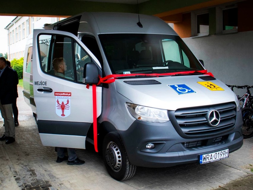 Gmina Jedlińsk zakupiła nowoczesnego busa do przewozu osób niepełnosprawnych. Zobacz wideo i zdjęcia