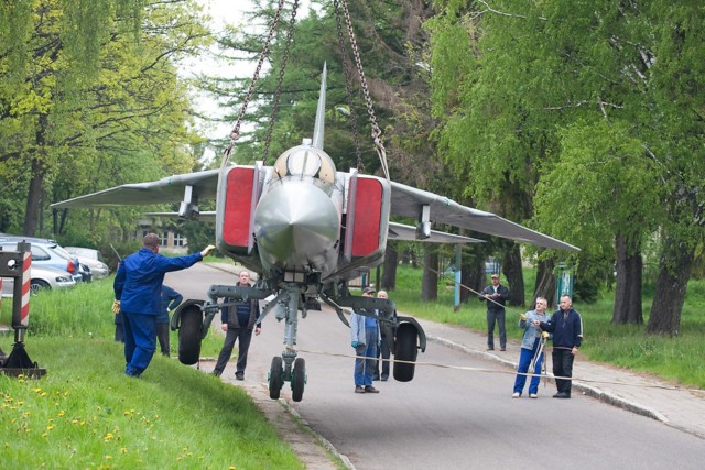 Rozpoczęło się przenoszenie zabytkowych samolotów w Redzikowie.