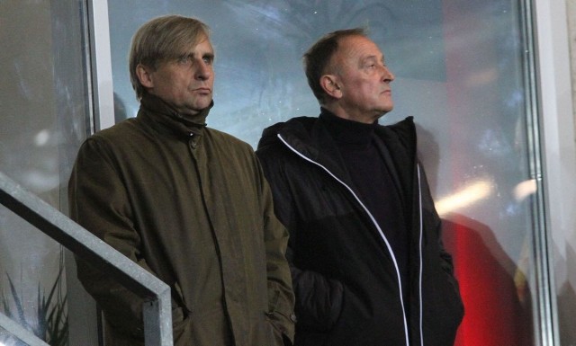Dieter Burdenski (z prawej) i prezes Krzysztof Zając na meczu Korony ze Śląskiem. Wtedy powstał materiał zrealizowany przez telewizję ARD i Radio Bremen.