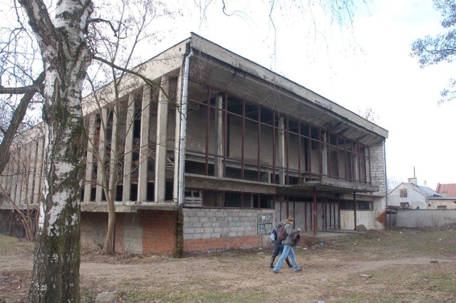 Niedokończony budynek kinoteatru w Białobrzegach ma być przebudowany.