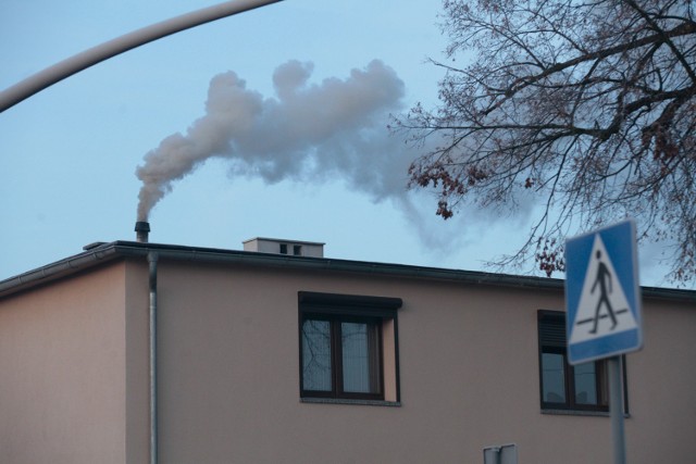 Gęsty dym to często oznaka tego, że w piecu płoną śmieci 