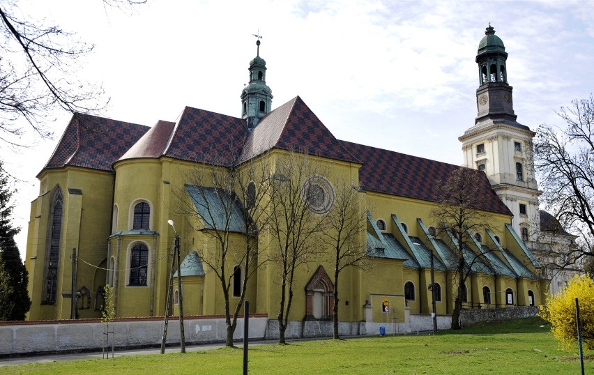 Do bazyliki bezpośrednio przylega pocysterski Klasztor...