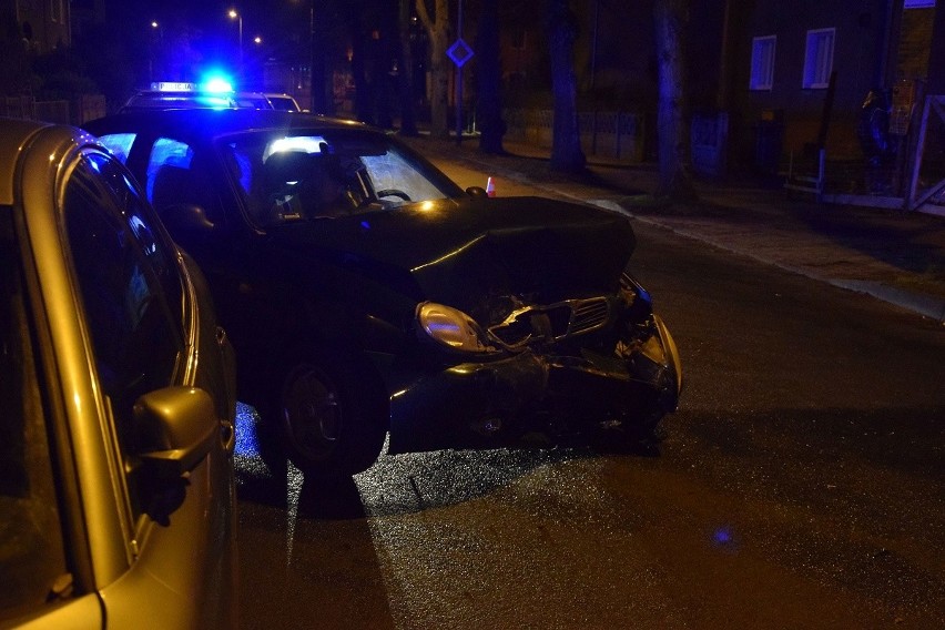 Czołowe zderzenie dwóch samochodów w Szczecinku. Na...