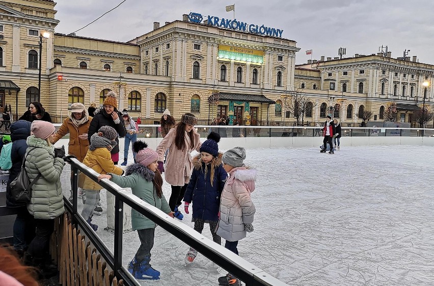 Kraków. Na placu  Jana Nowaka–Jeziorańskiego, można już poślizgać się na łyżwach [ZDJĘCIA]